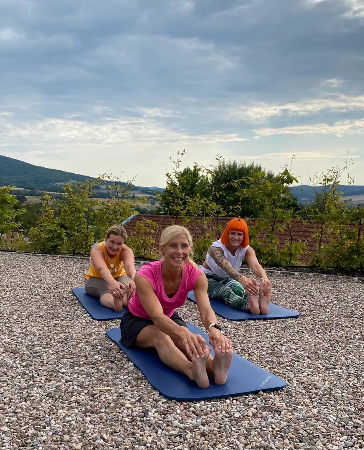 Menschen machen Yoga im Freien