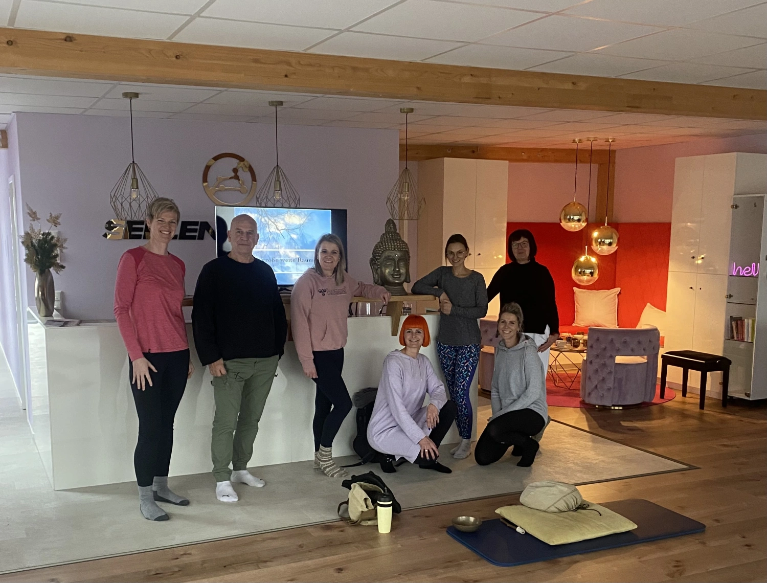 Menschen im Yoga-Gebäude