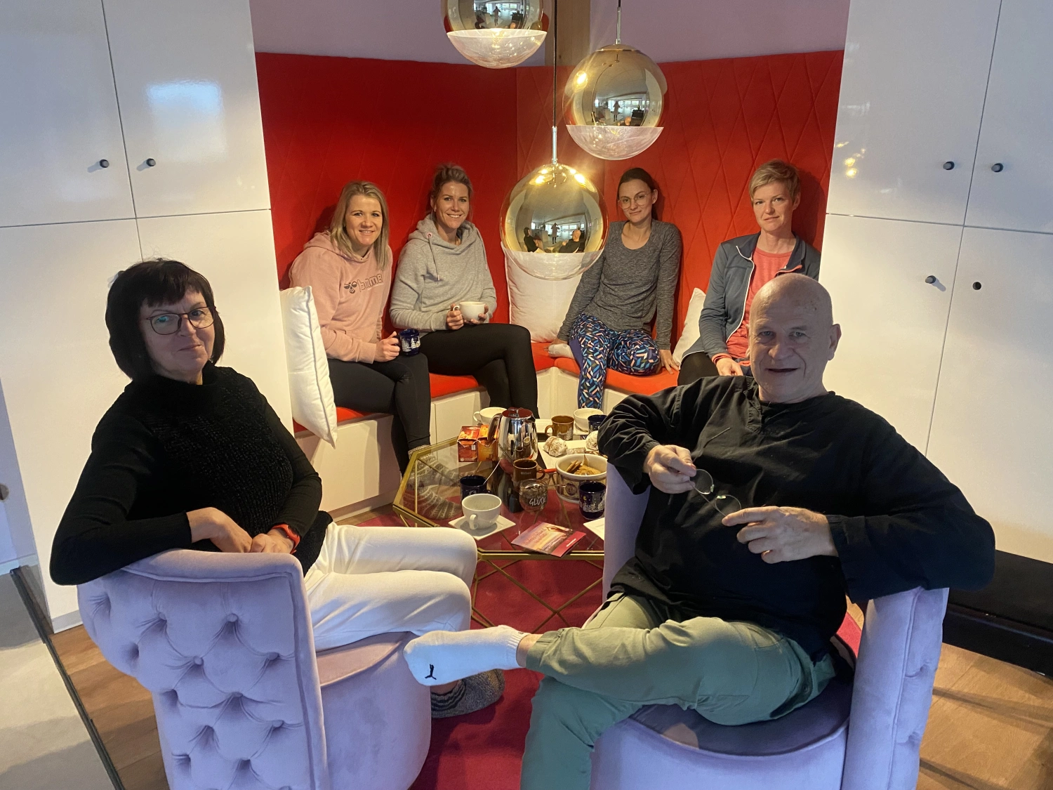 Menschen sitzen in einem Raum