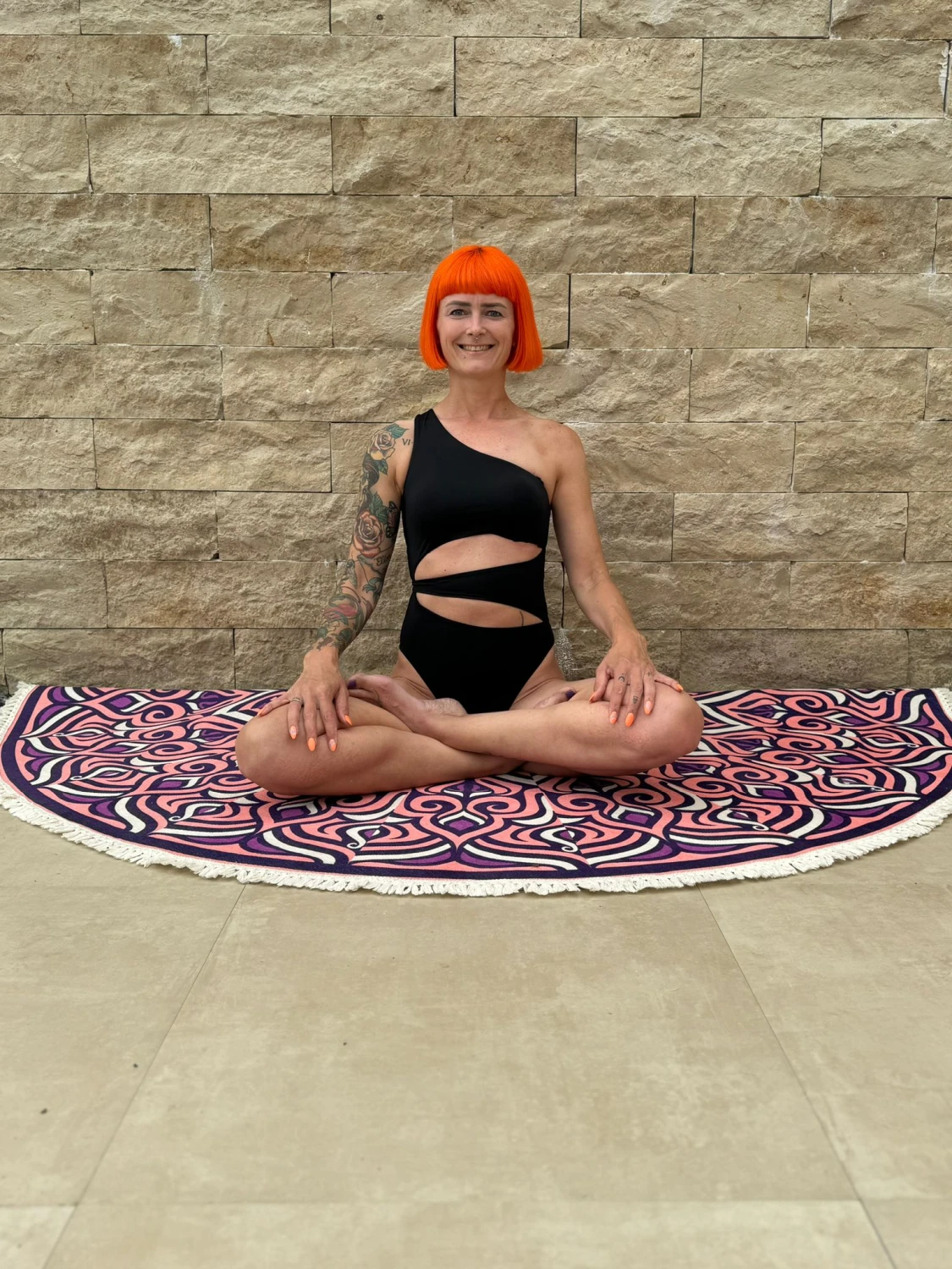 Eine Frau macht Balanceübungen in der Natur