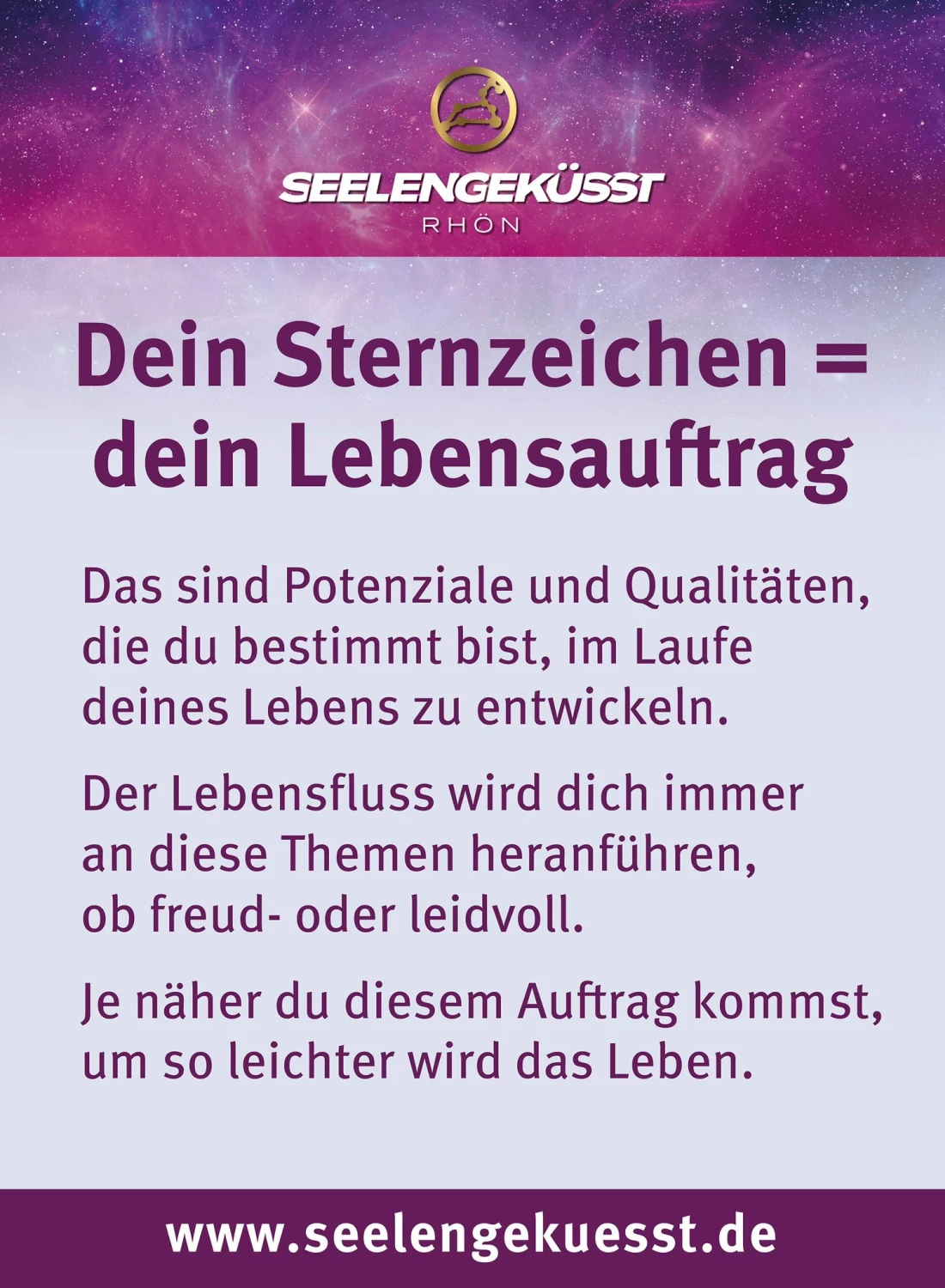 Menschen sitzen im Freien auf Yogamatten