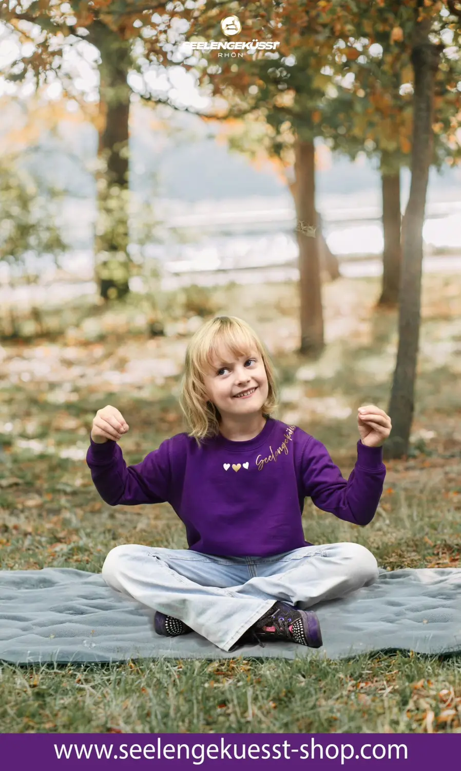 Menschen sitzen auf Yogamatten im Studio