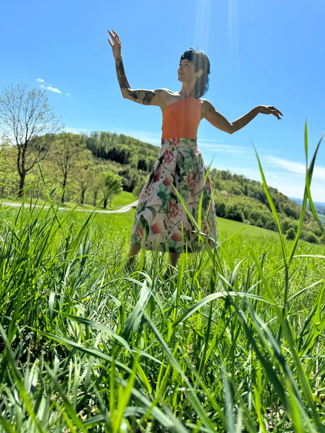 Menschen sitzen im Freien auf Yogamatten